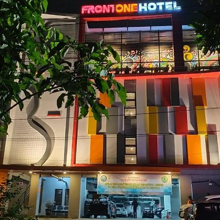 Front One Hotel Tulungagung Ngoại thất bức ảnh