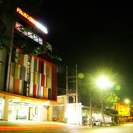 Front One Hotel Tulungagung Ngoại thất bức ảnh
