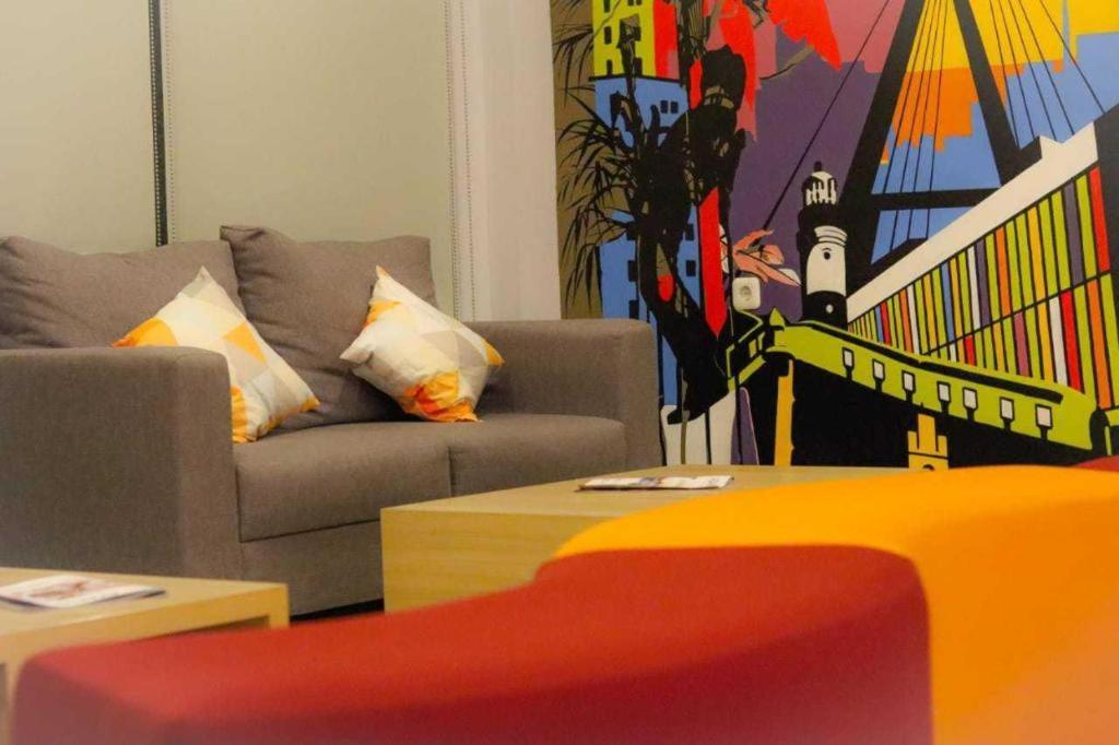 Front One Hotel Tulungagung Ngoại thất bức ảnh