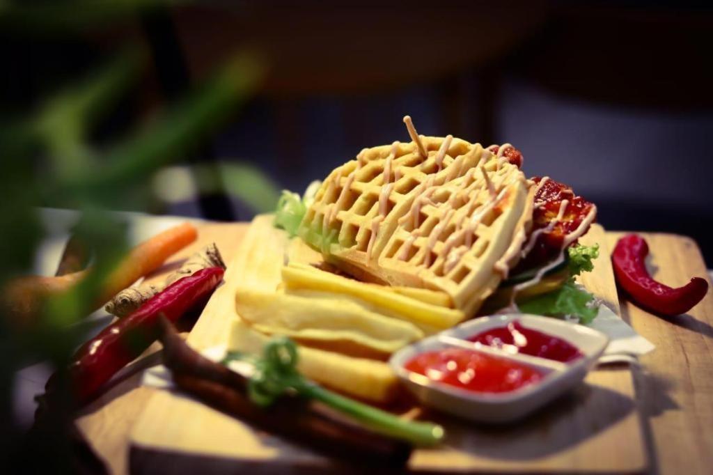 Front One Hotel Tulungagung Ngoại thất bức ảnh