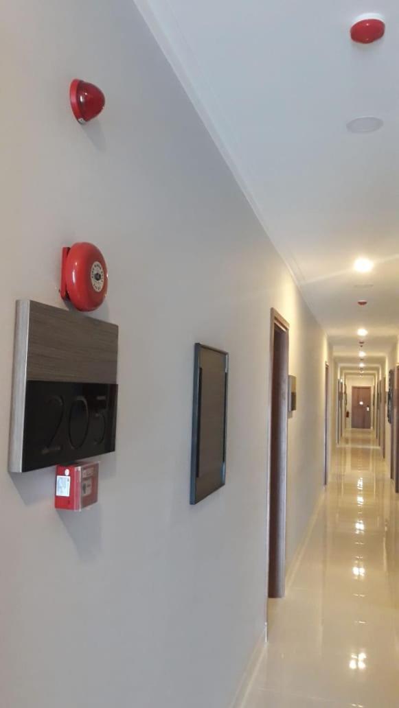 Front One Hotel Tulungagung Ngoại thất bức ảnh