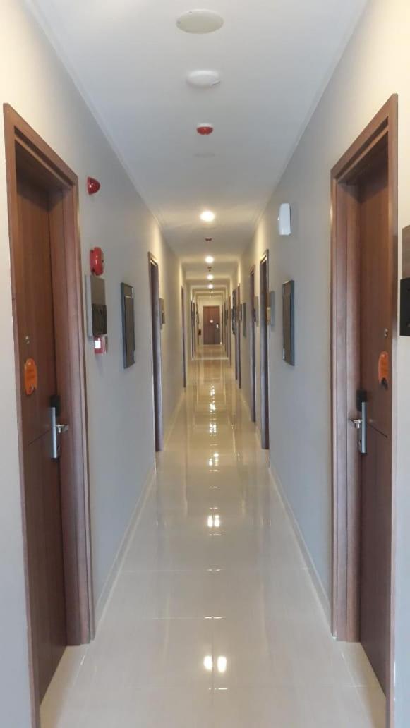 Front One Hotel Tulungagung Ngoại thất bức ảnh