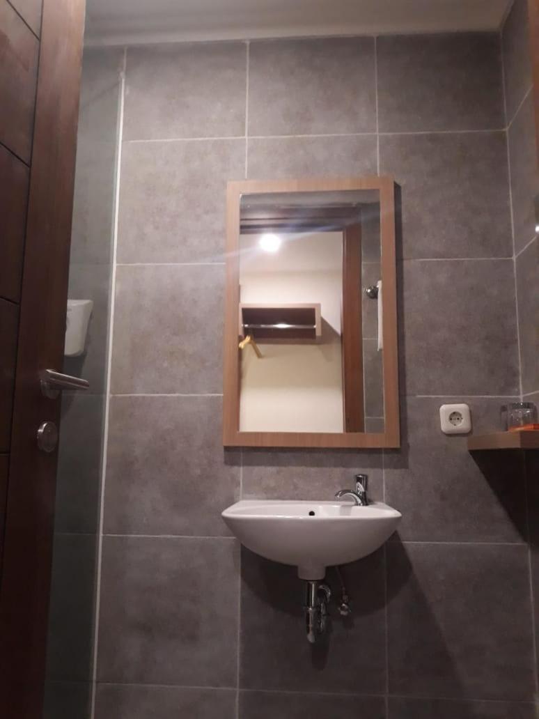 Front One Hotel Tulungagung Ngoại thất bức ảnh