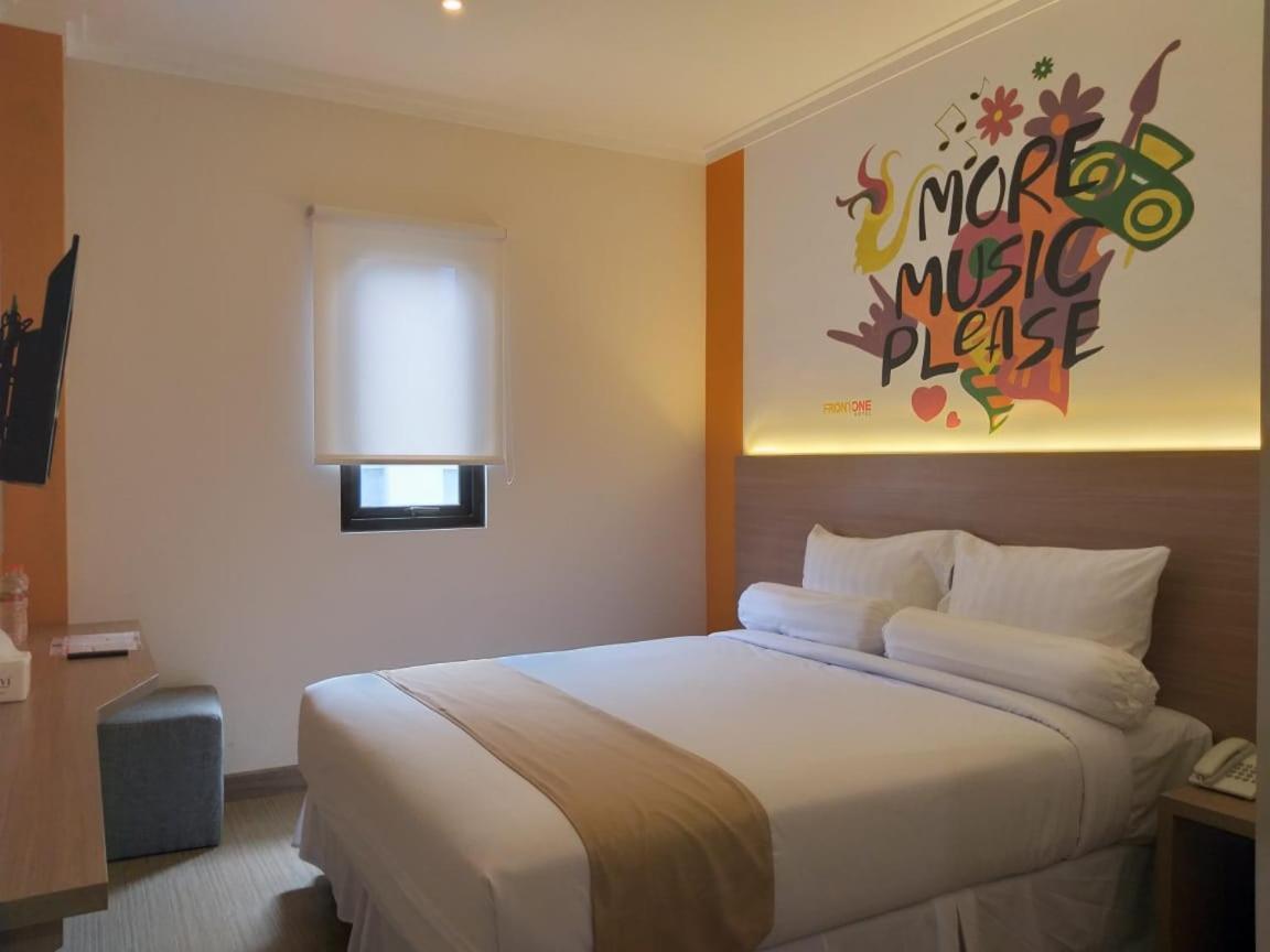 Front One Hotel Tulungagung Ngoại thất bức ảnh