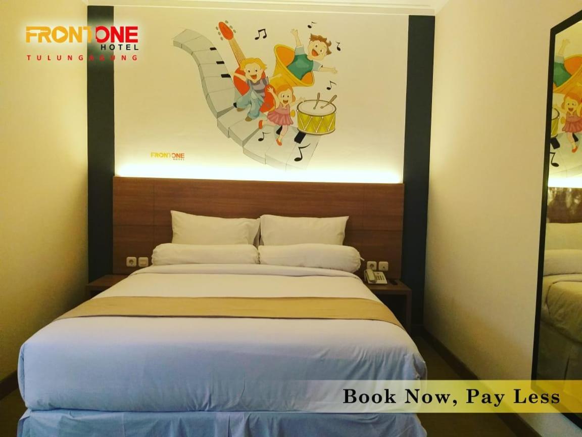 Front One Hotel Tulungagung Ngoại thất bức ảnh