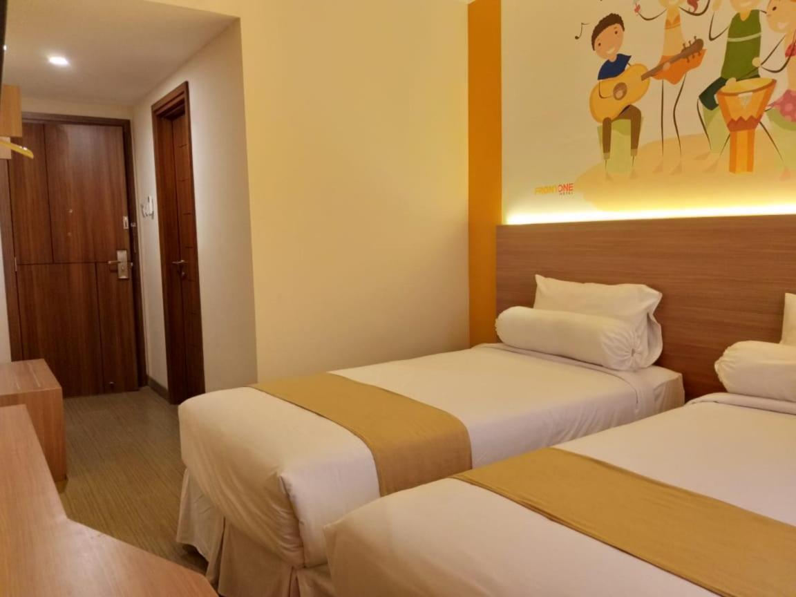 Front One Hotel Tulungagung Ngoại thất bức ảnh