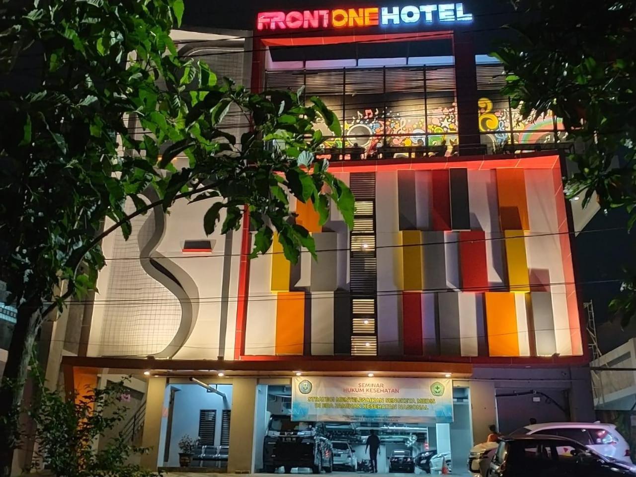 Front One Hotel Tulungagung Ngoại thất bức ảnh